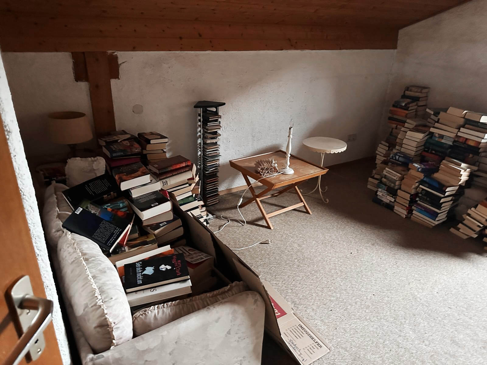 Vollgestellter Raum mit Büchern