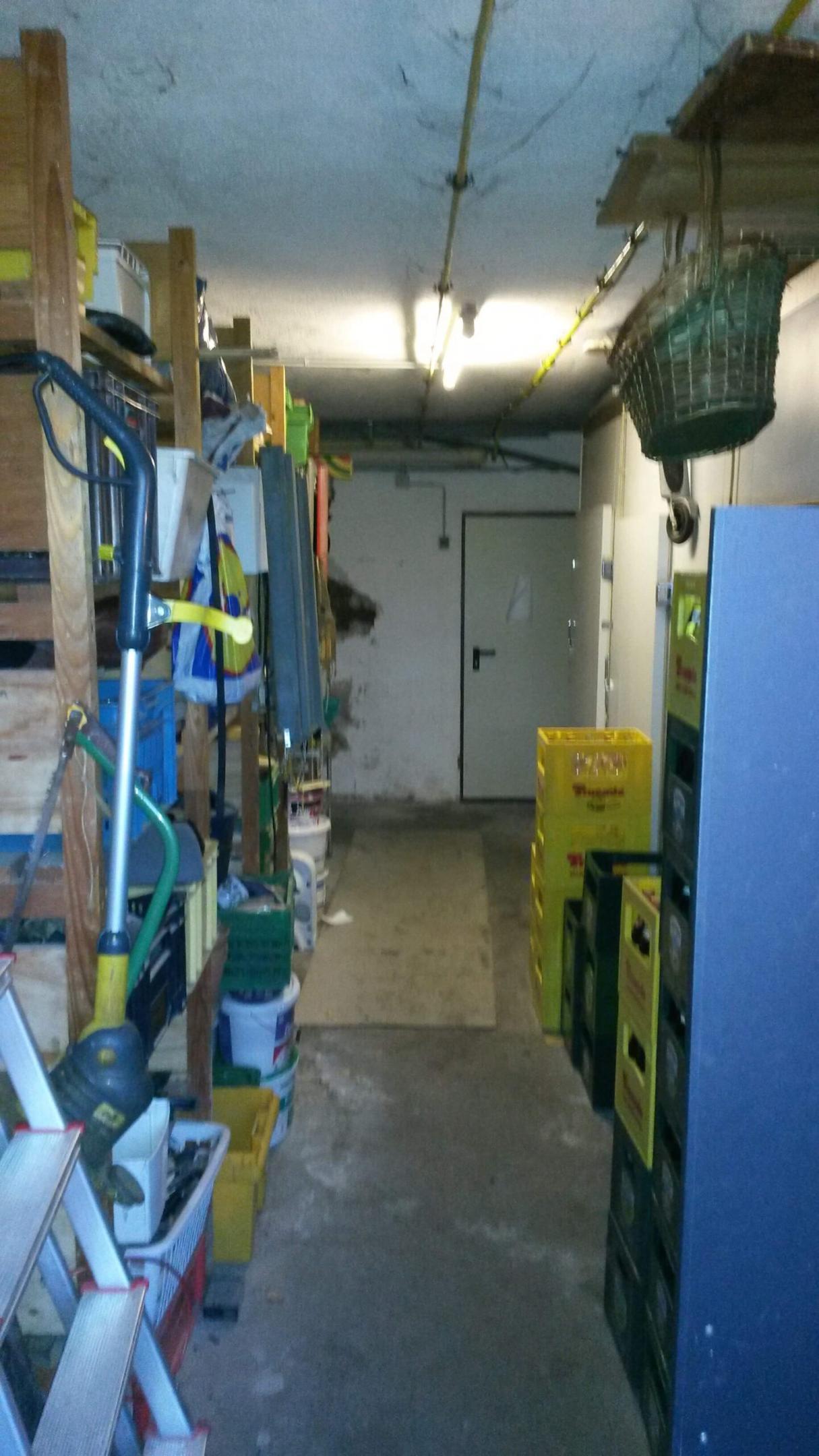 Vollgestelltes Lager mit Regalen und Kisten