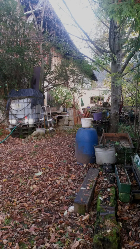 Vollgestellter und zugemüllter Außenbereich