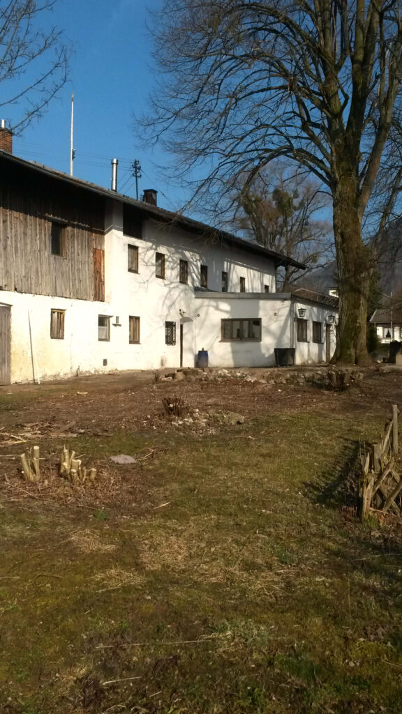Sauberer Außenbereich vor einem Haus